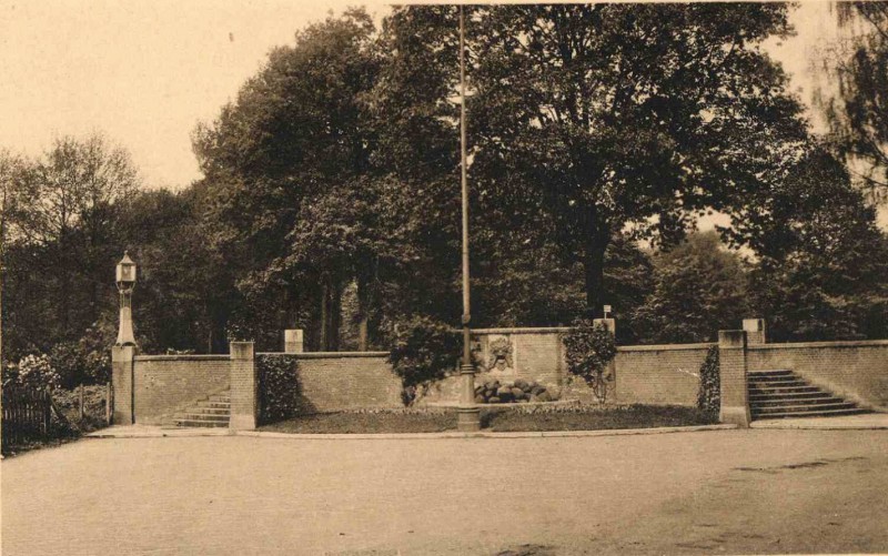 Stadsmatenstraat 1900 Zicht op de ingang van het Volkspark, in de hoek met de M.H. Tromplaan.jpg