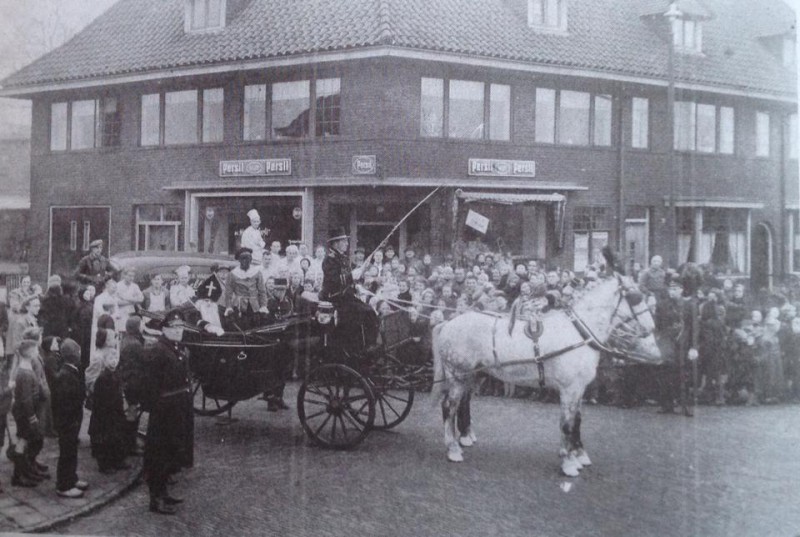 Dahliastraat 42 hoek Anemoonstraat in 1946. Sint zit in een koets van stalhouderij Beunk en bracht die dag een bezoek aan banketbakkerij Kleinluchtenbeld.jpg