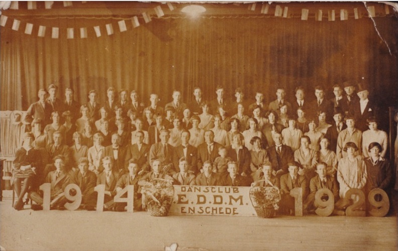 Schouwinkstraat 43 leden van dansschool Wolsink, E.D.D.M. (Ecole Des Danceurs Modernes) tijdens het 25 jarig jubileum in de zaal 1929.jpg