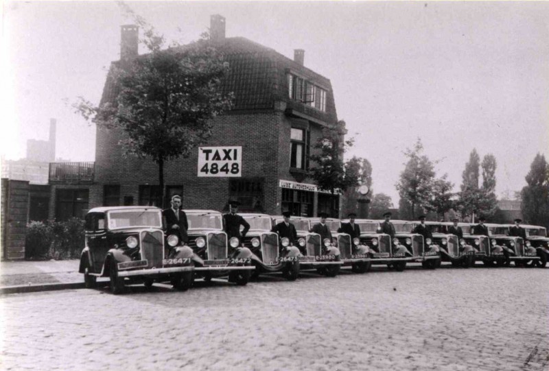 Oliemolensingel 30-32 Taxibedrijf Singertax met poserende chauffeurs naast hun taxi. 1930.jpg