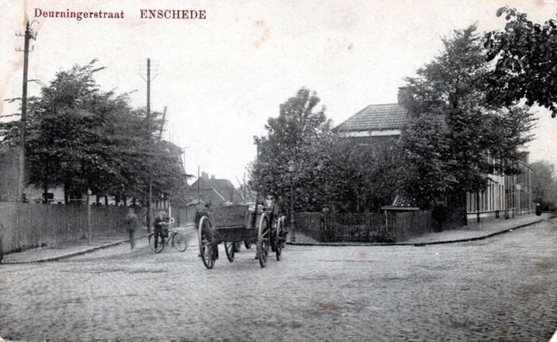 Deurningerstraat 81 e.v. hoek Kottendijk achter de bomenrij nog een stukje Noordendorpmolen zichtbaar.jpg