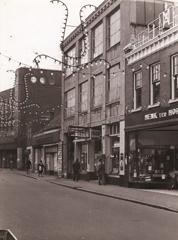 Hengelosestraat 9-11 vroeger Fabriek Nico ter Kuile (Parkweg), richting Haaksbergerstraat, met rechts de beddenzaak van Henk ter Horst 1972.jpg