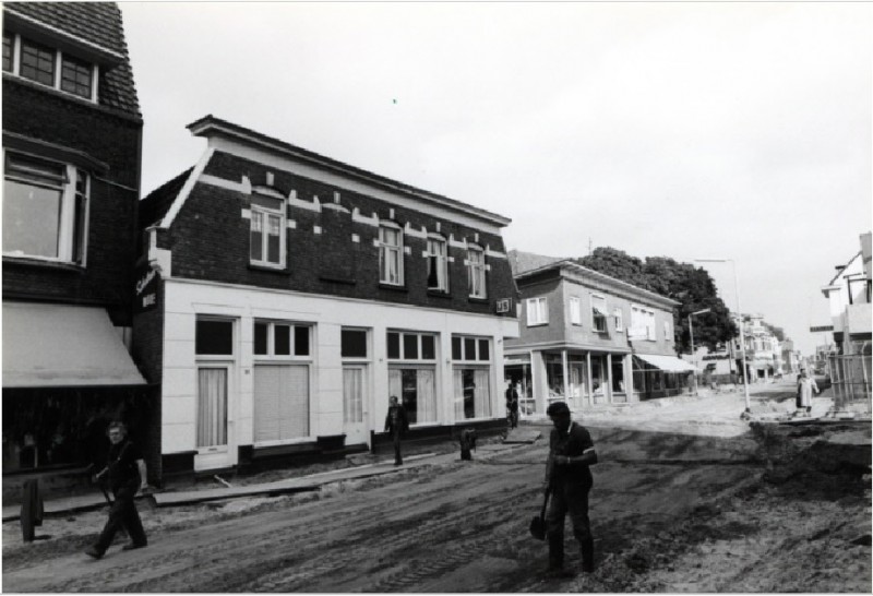 Lipperkerkstraat 25 Ijssalon La Venezia (vroeger cafe ter Balkt) en sportzaak hoek Wilhelminastraat 13-9-1984.jpg