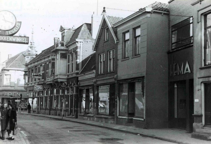 kalanderstraat 5-9 Hema op de hoek rechts cafe Top of cafe Centraal 1944.jpg