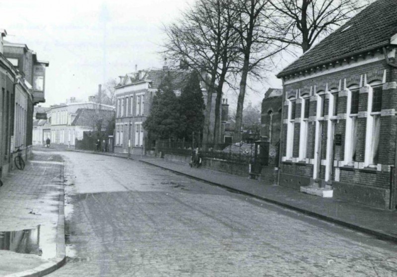 Brinkstraat 73 rechts. hoek  Berkenkamp links. rechterkant ruïne Brinkschool na bombardement 22-2-1944.jpg