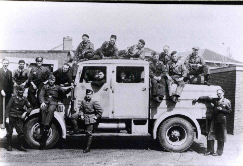 Kottendijk 100 garage Lammers in gebruik door de Luftwaffe (vliegveld Twente) 1942..jpg