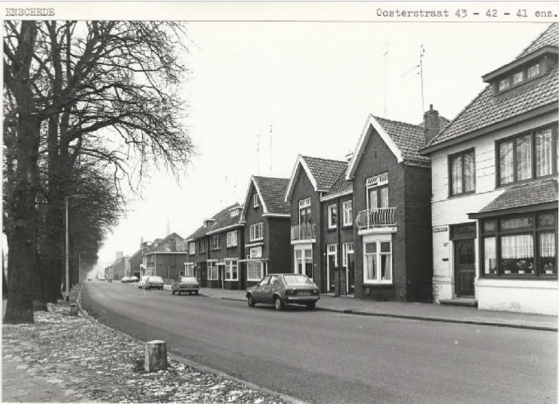 Oosterstraat 41, 42,43 vanaf de Ribbeltsweg richting Oldenzaalsestraat. 19-3-1980.jpg