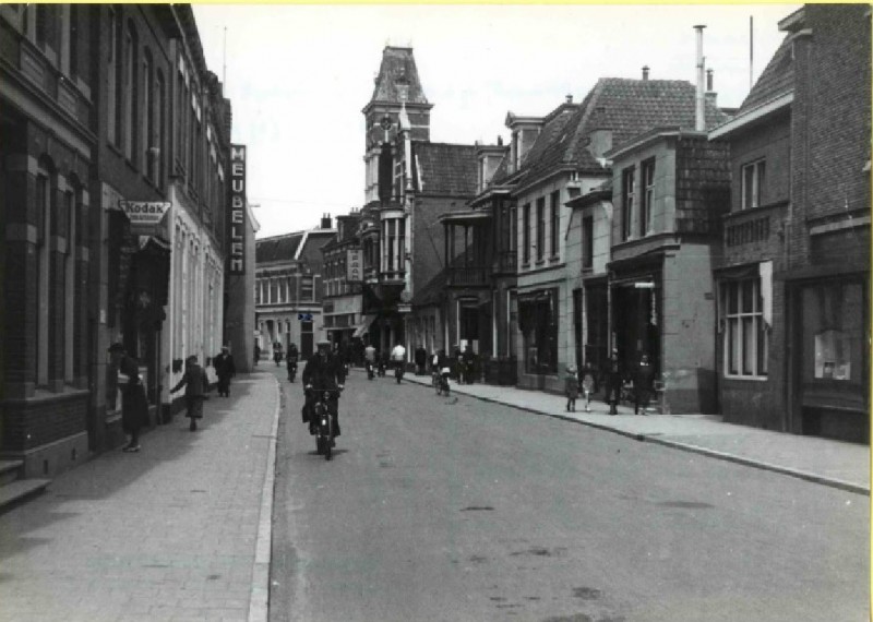 Oldenzaalsestraat 40-62 rechts tussen Wilhelminastraat en Hoge Bothofstraat rechts De Faam. juli 1943.jpg