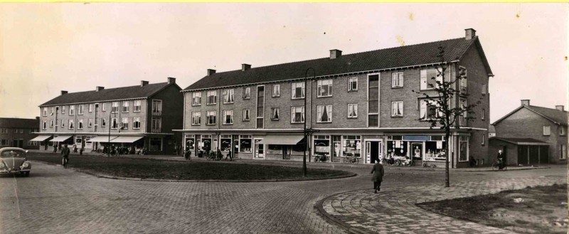 Ribbelerbrinkstraat 55 Zicht op winkelcentrum  't Ribbelt.1955.jpg