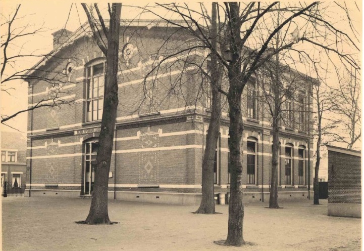 Kottendijk 32 hoek Boddenkampsingel Vierde openbare lagere school 1931 later ULO school Juliana van Stolbergschool 1964 gesloopt.jpg