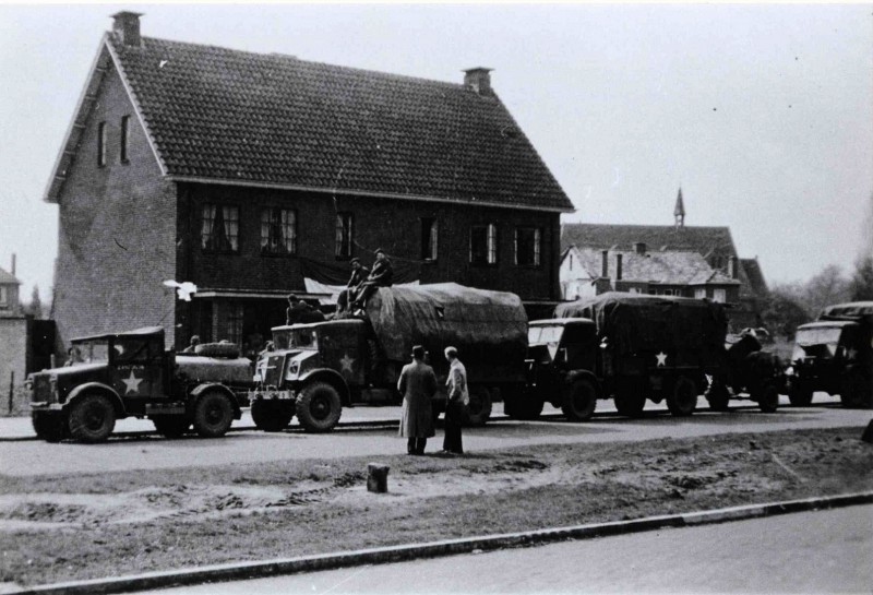 Getfertsingel april 1945 Canadese legervoertuigen en militairen. bevrijding.jpg