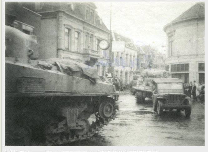 Stationsplein tanks bevrijding.jpg