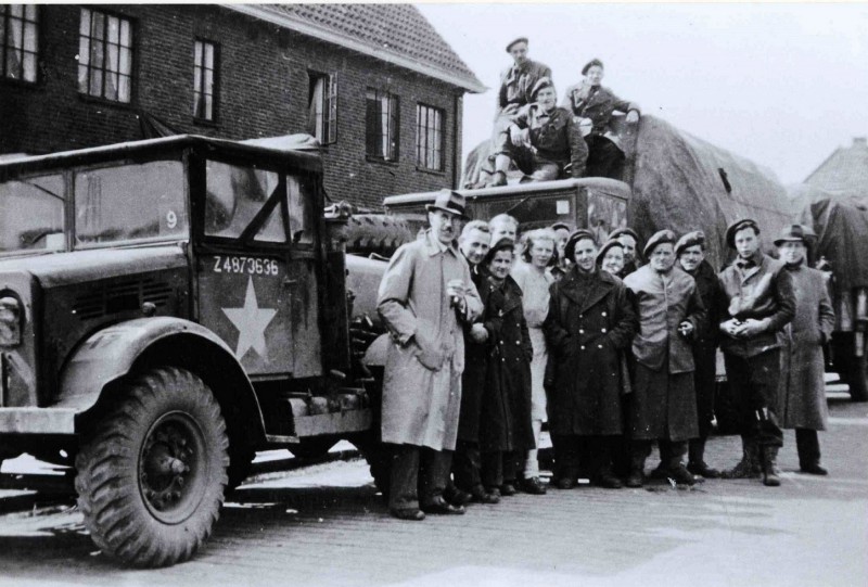 Getfertsingel april 1945 Canadese legervoertuigen en militairen. bevrijding (2).jpg