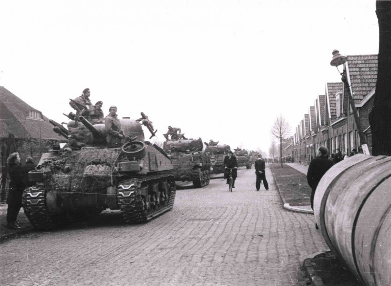 G.J. van Heekstraat 1-4-1945 Colonne Sherman tanks van het 1st BN. Coldstream Guards, t.h.v. de sportkantine Rigtersbleek.jpg