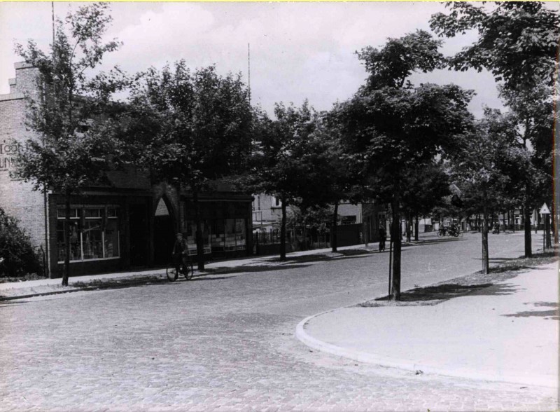 Oliemolensingel 50 vanaf de Pluimstraat richting Lipperkerkstraat met links de Cooperatie later pand Heron. juli 1943.jpg
