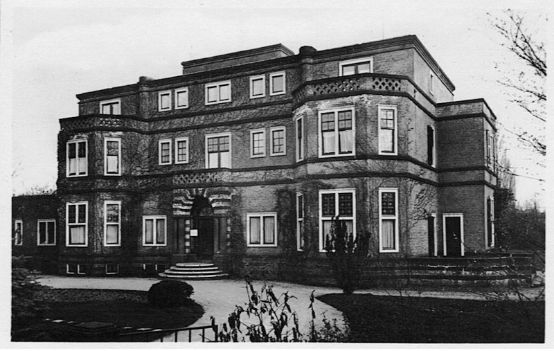 M.H. Tromplaan 55 vroeger Wehrmachtsheim Enschede in Memphishotel nu IAA architecten.jpeg