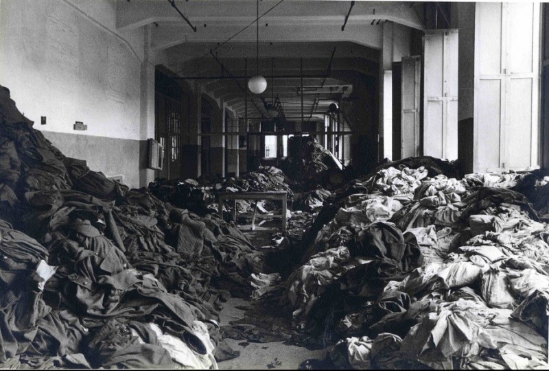 Goolkatenweg 1-4-1945 Textielfabriek Rigtersbleek, opgestapelde duitse uniformen.jpg