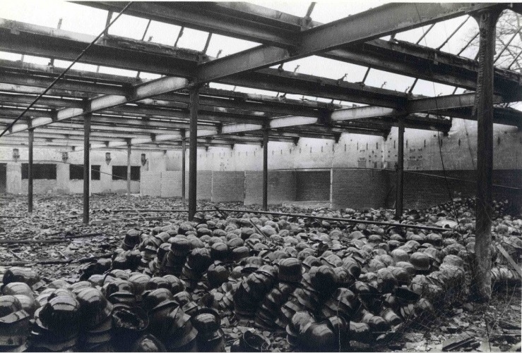 Goolkatenweg Textielfabriek Rigtersbleek, helmen gesneuvelde soldaten WO2 1-4-1945.jpg