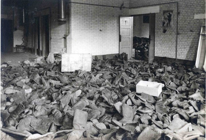 Goolkatenweg Textielfabriek Rigtersbleek, laarzen van gesneuvelde soldaten WO2 . 1-4-1945.jpg