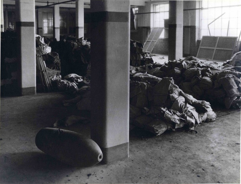 Goolkatenweg 1-4-1945 Textielfabriek Rigtersbleek, niet ontplofte bom in een der magazijnen WO2.jpg