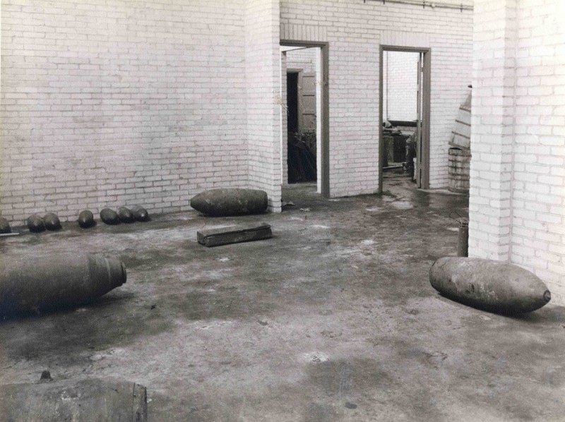 Goolkatenweg 1-4-1945 Textielfabriek Rigtersbleek, niet ontplofte bommen in weverijgebouw WO2.jpg