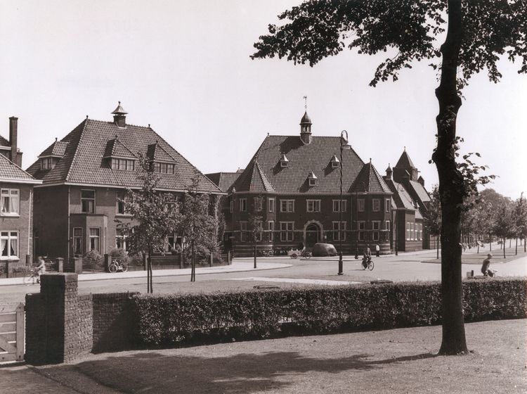 Lasondersingel 125 en rechts 129 Rijksmuseum Twenthe.jpg