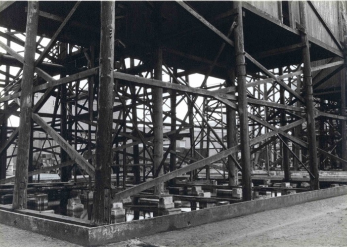 Goolkatenweg Gehavende koeltoren van textielfabriek Rigtersbleek WO2 1-4-1945.jpg