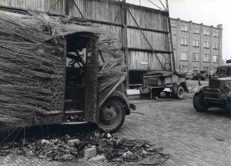 Goolkatenweg Rigtersbleek Textielfabriek , een gecamoufleerde duitse vrachtwagen.1945.jpg