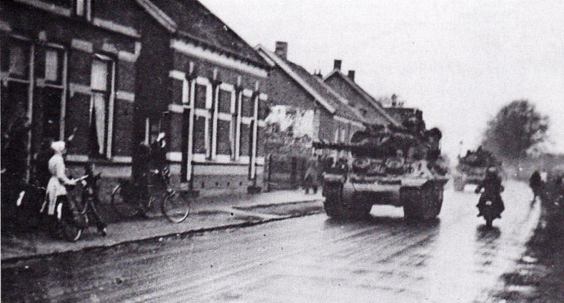 Parkweg ter hoogte van de Borstelweg bevrijding april 1945.jpg