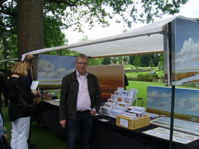 Kunst in het Volkspark 017 Kunstenaar Hans Paus voor zijn kraam.jpg