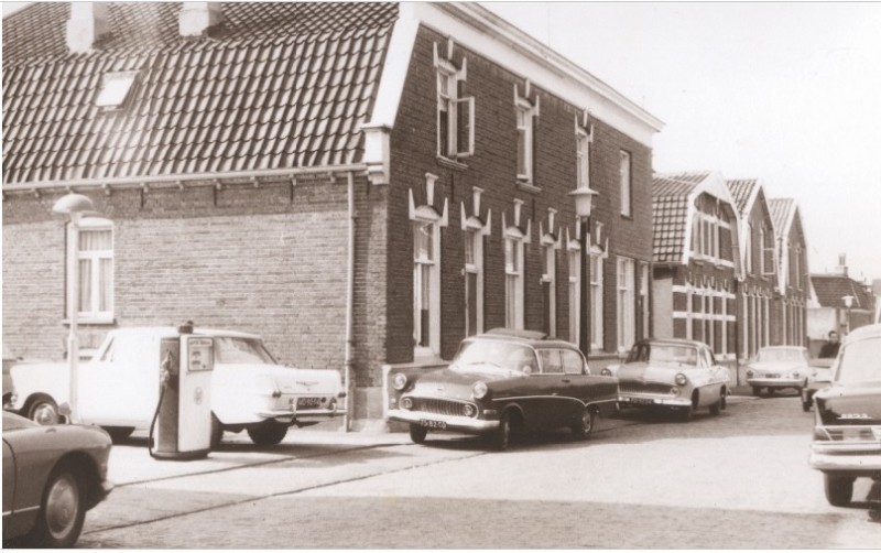 Esstraat 8-12 Voorzijde woningen, ook met benzinestation 1967.jpg