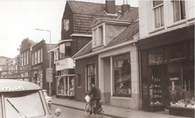 Lipperkerkstraat 20 Voorzijde winkels. o.a. Haarman, Wol Babyhuis, Gebr. ter Pelle 1967.jpg