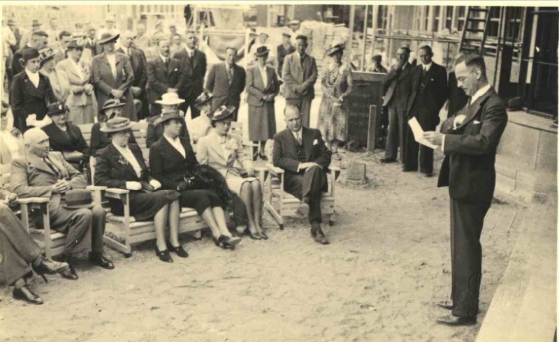 De Ruyterlaan Plaatsing van de gedenksteen ter gelegenheid van de bouw van Ziekenhuis Ziekenzorg 6-7-1939. (3).jpg