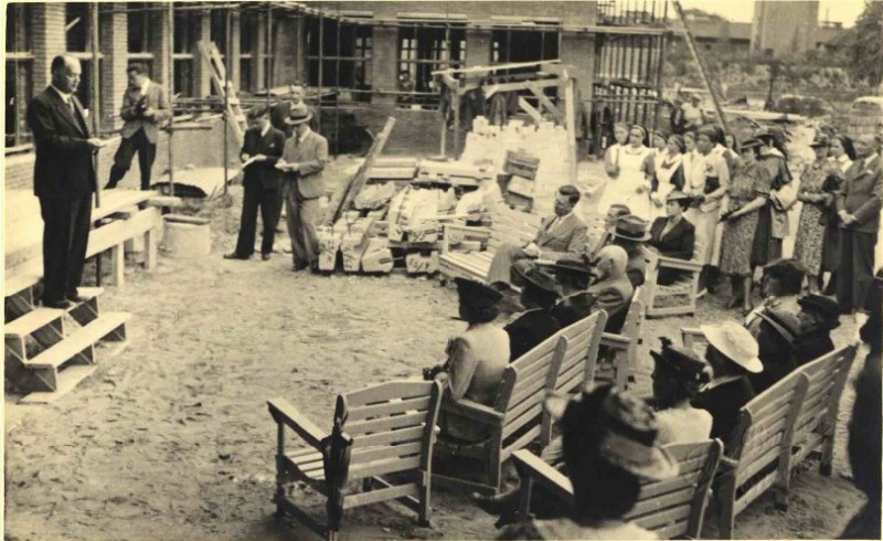 De Ruyterlaan Plaatsing van de gedenksteen ter gelegenheid van de bouw van Ziekenhuis Ziekenzorg 6-7-1939.jpg