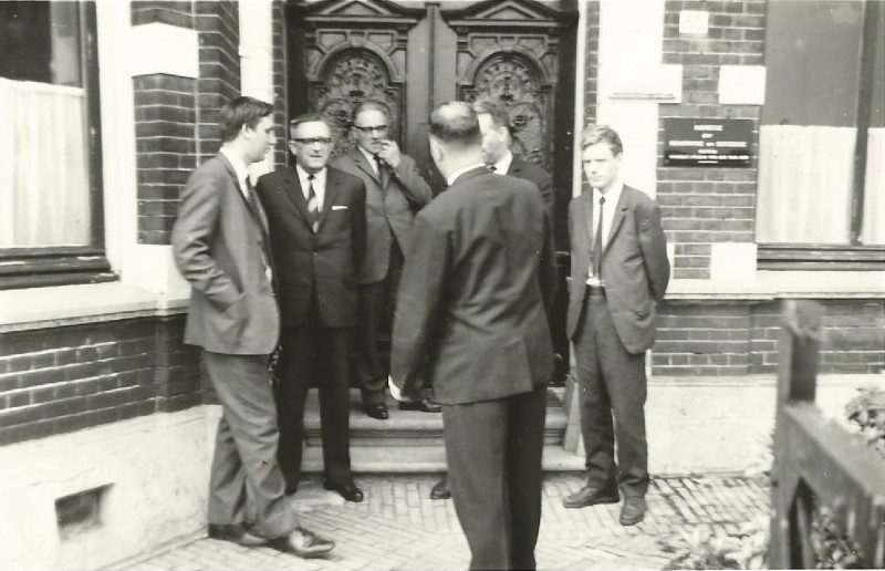 Hengelosestraat 60 opheffing Inspectie Reg. en Succ. in mei 1968. Arie Nieterink staat links.jpg