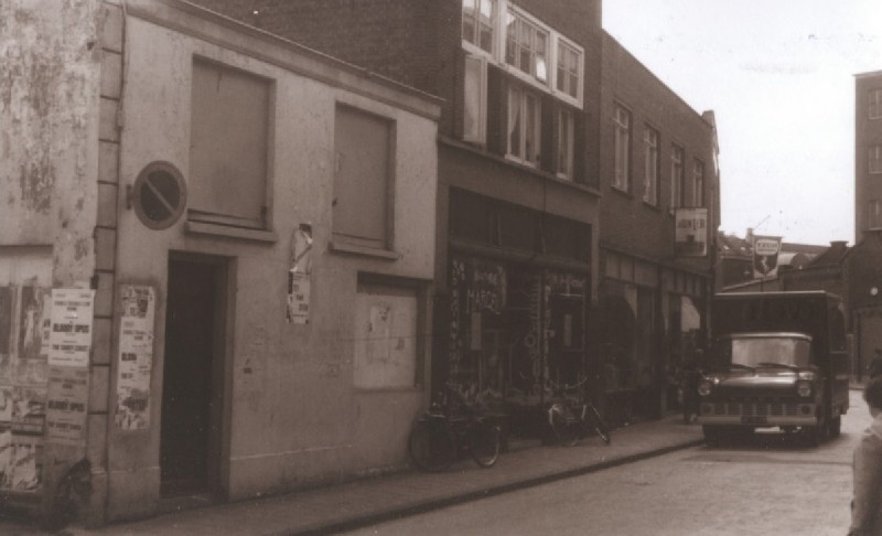 Van Lochemstraat 1-3 winkels en woningen 1967.jpg