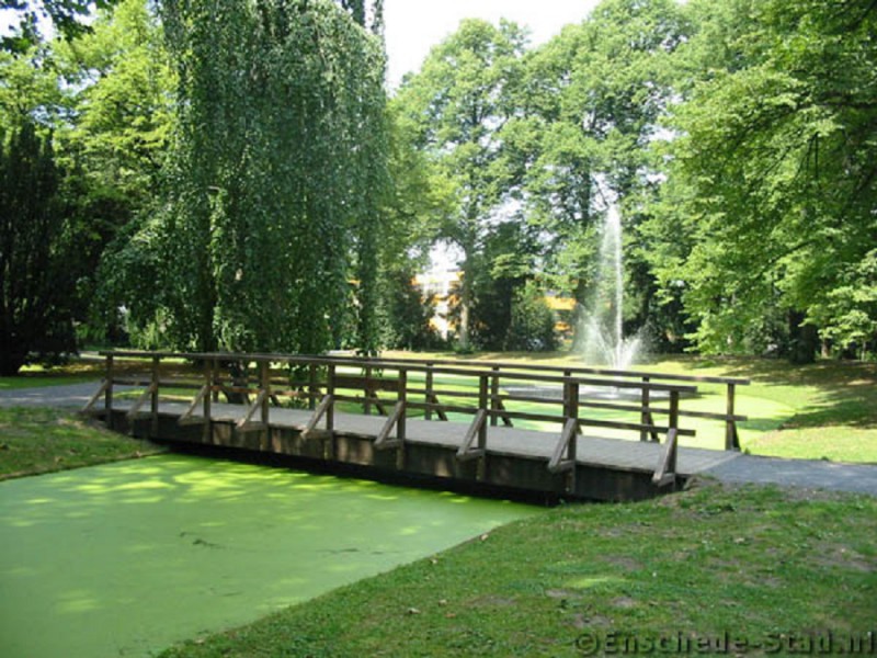 Van Lochemlaan 10-15 Hengelosestraat Van Lochemsbleekpark  fontein bruggetje.jpg