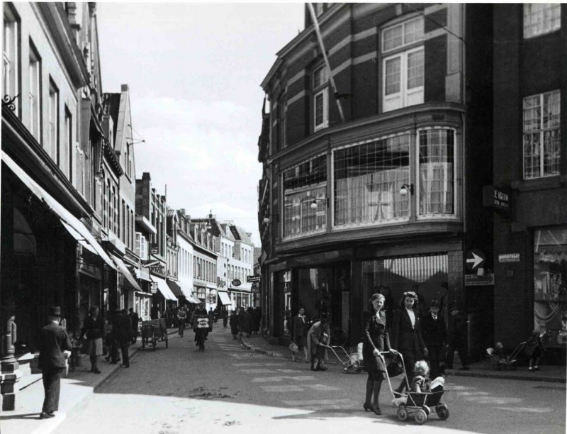 Haverstraat 23 vanaf de hoek Burgemeesterstraat richting Langestraat met rechts modezaak Bercon vroeger Kirch. 1942.jpg