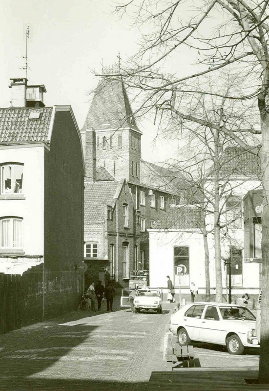 Bolwerkstraat 21-2-1980 Richting Noorderhagen. Klooster Larinkstichting later De Wonne.jpg