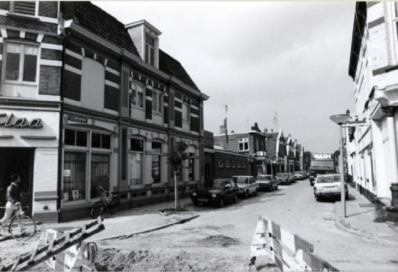 C.J. Snuifstraat vanuit Lipperkerkstraat met links Slaa en Zn. 13-9-1984.jpg
