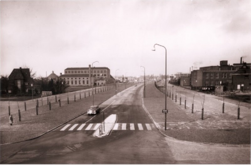 Boulevard-1945 gezien vanaf de kruising met de Veenstraat. Links de Hogere Technische School (H.T.S.) en rechts het voormalige ziekenhuis Ziekenzorg, later in gebruik bij de firma Koelink.jpg