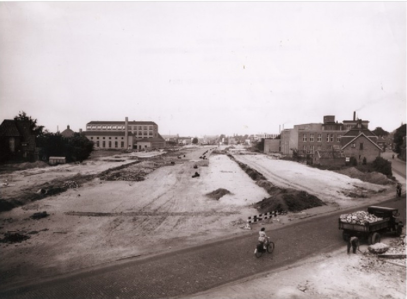 Boulevard-1945 in aanleg. Gezien vanaf het kruispunt met de Veenstraat. Met links de Hogere Technische School (H.T.S.) en rechts ziekenhuis Ziekenzorg.jpg