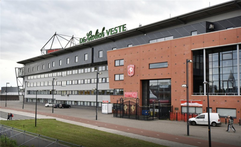 906 Enschedese vrijheidsstrijders uitgenodigd voor wedstrijd FC Twente.jpg