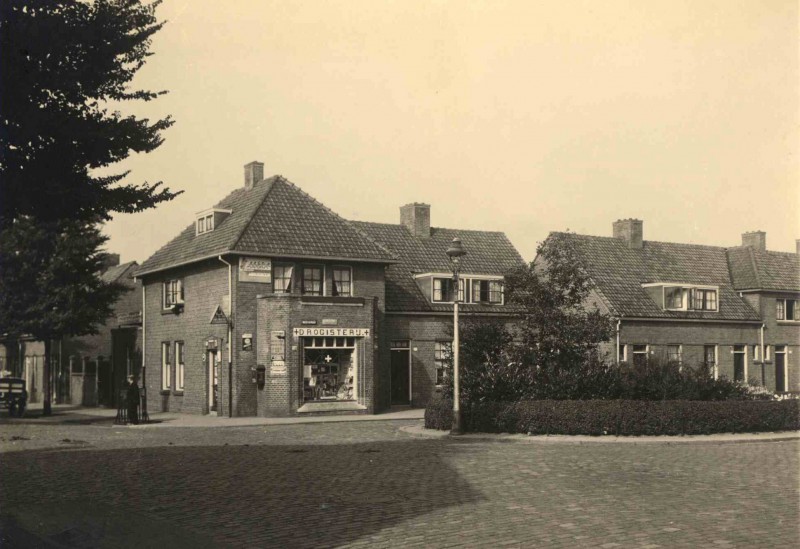 Rozenstraat 61 hoek Leliestraat drogisterij Bergsma 1924.jpg