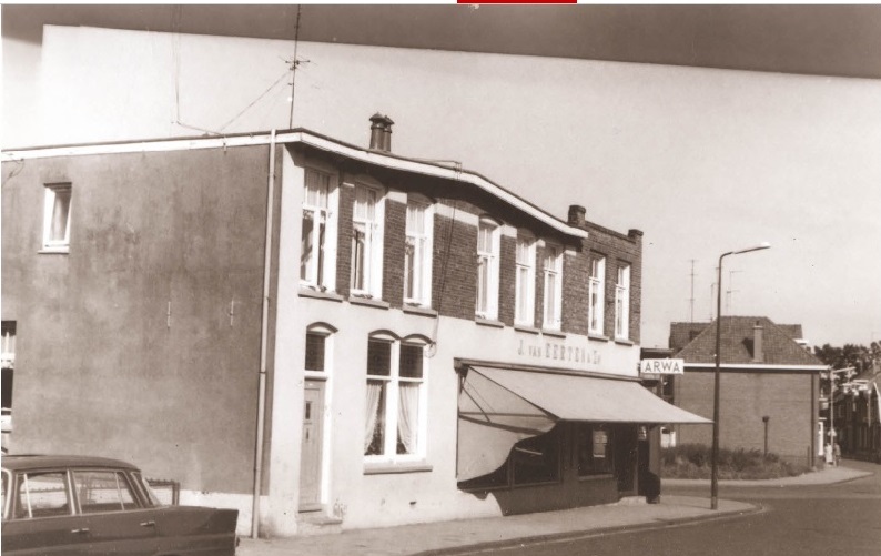 Oostveenweg 46 Voorzijde woningen en winkel J. van Eerten & Zn 1967.jpg