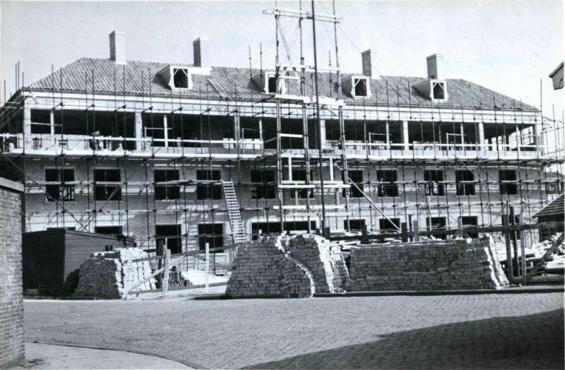 Hengelosestraat 67-69-71-73 met wederopbouw kantoor van de schoenfabriek fa. Bervoets 1949.jpg