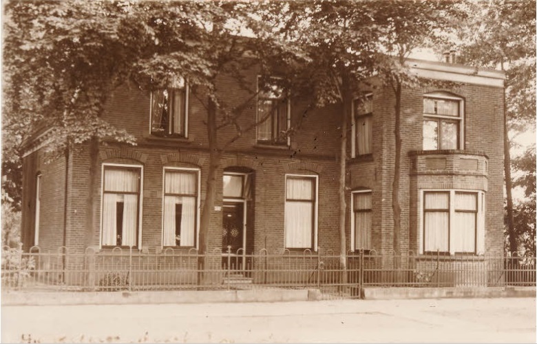 Haaksbergerstraat 175 Woonhuis familie Bernard Spiele en Wolterdina Docter afgebrand in 1944 (bombardement) (later kwam hier huisnummer nr 217) 1925.jpg