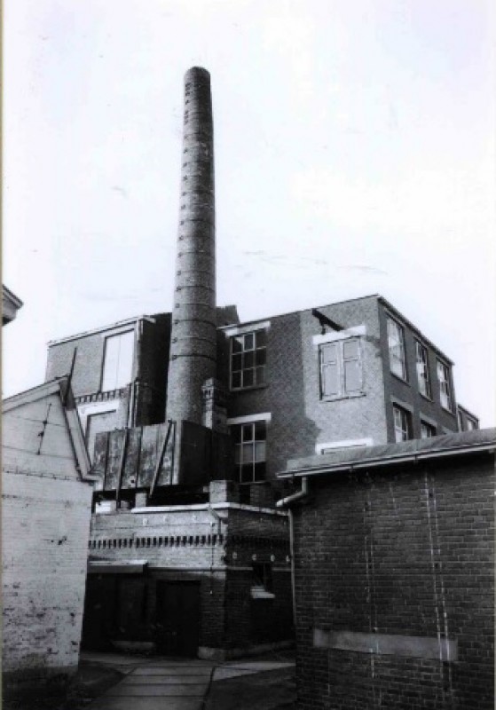 Veenstraat 11 Zicht op de Blenken fabriek, vanaf de ingang van het terrein gezien met kromme schoorsteen 1992.jpg