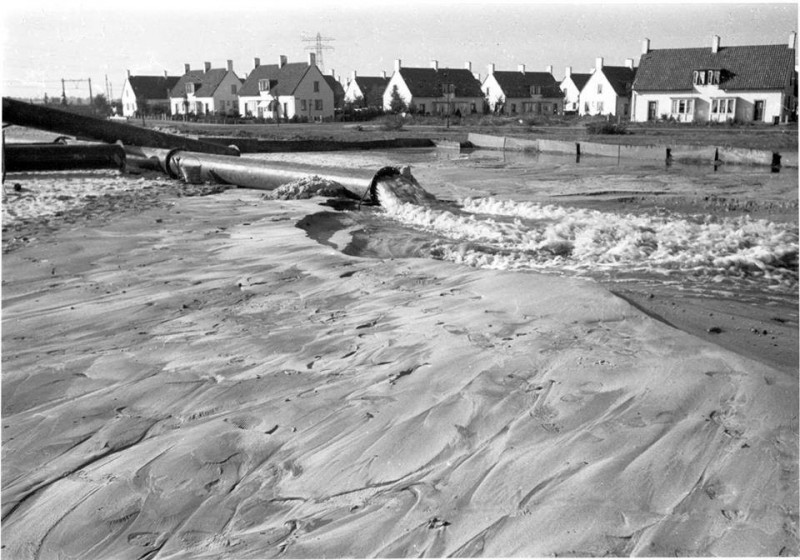 Siriusstraat 1950 Ophogen van de grondlaag op Twekkelerveld met uitgegraven zand van de aanleg van de zijtak van het Twentekanaa.jpg