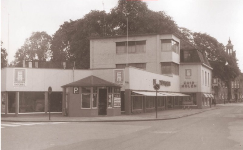 Haaksbergerstraat 29 Meubelwinkel Europameubel in pand De Zuidmolen. Rechts is nog het politiebureau zichtbaar. 1967.jpg